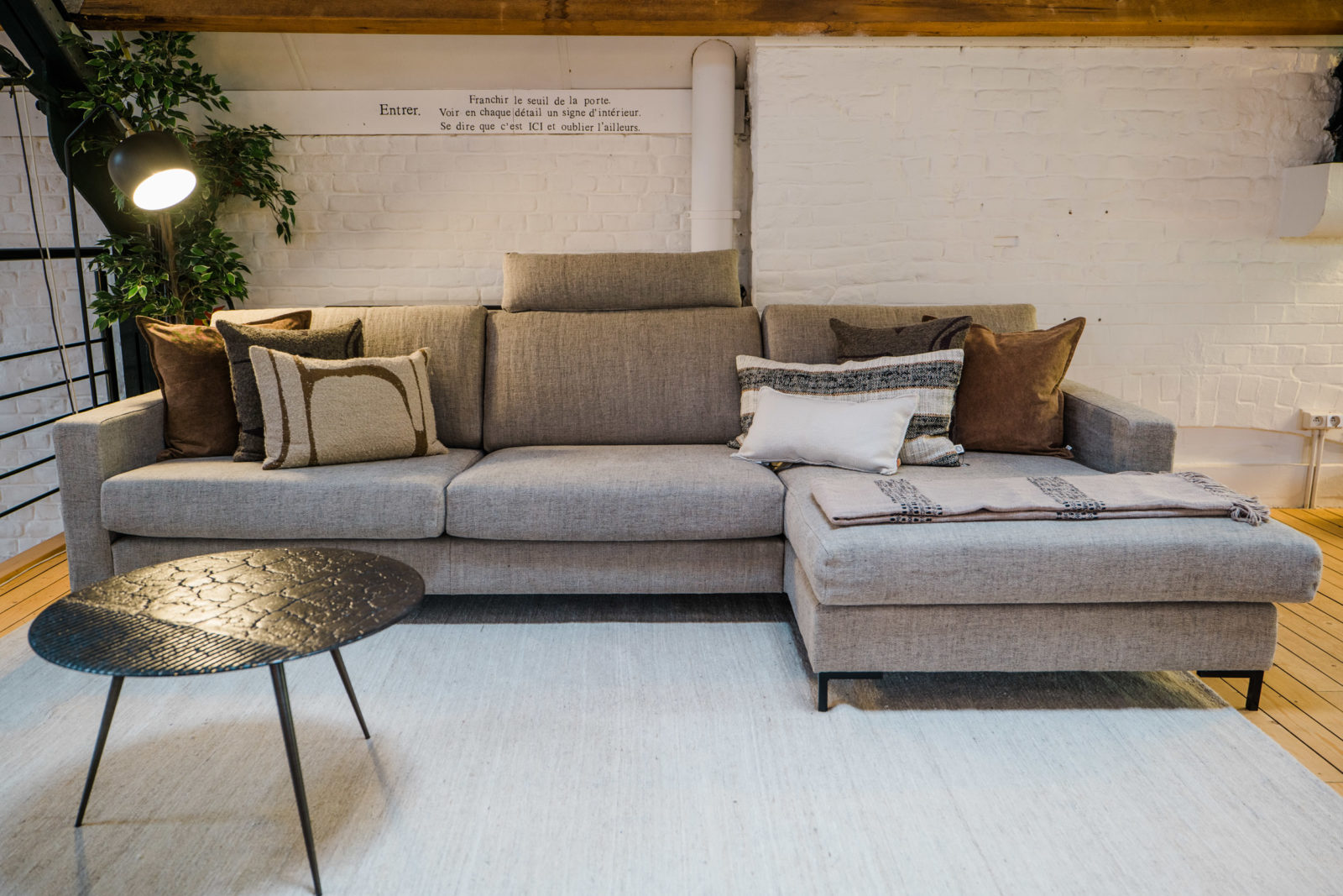 Un canapé sectionnel Canapé Catena dans un salon.