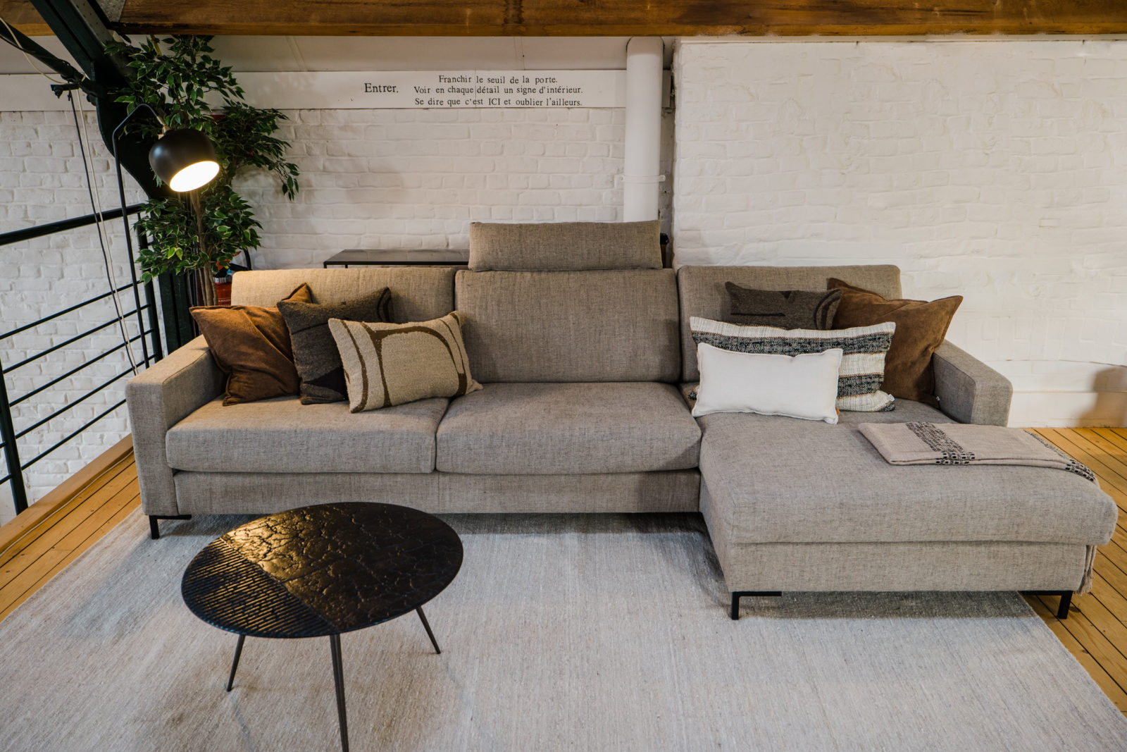 Canape Quattro en tissu linen grainde la marque Sits dans le magasin Quatuor avec coussin sur le canape