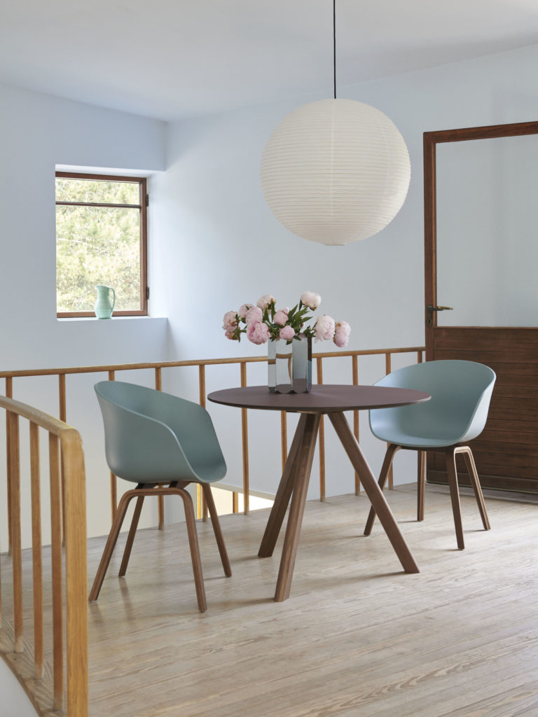 Une salle à manger avec une Table CPH 20 et des chaises en bois.