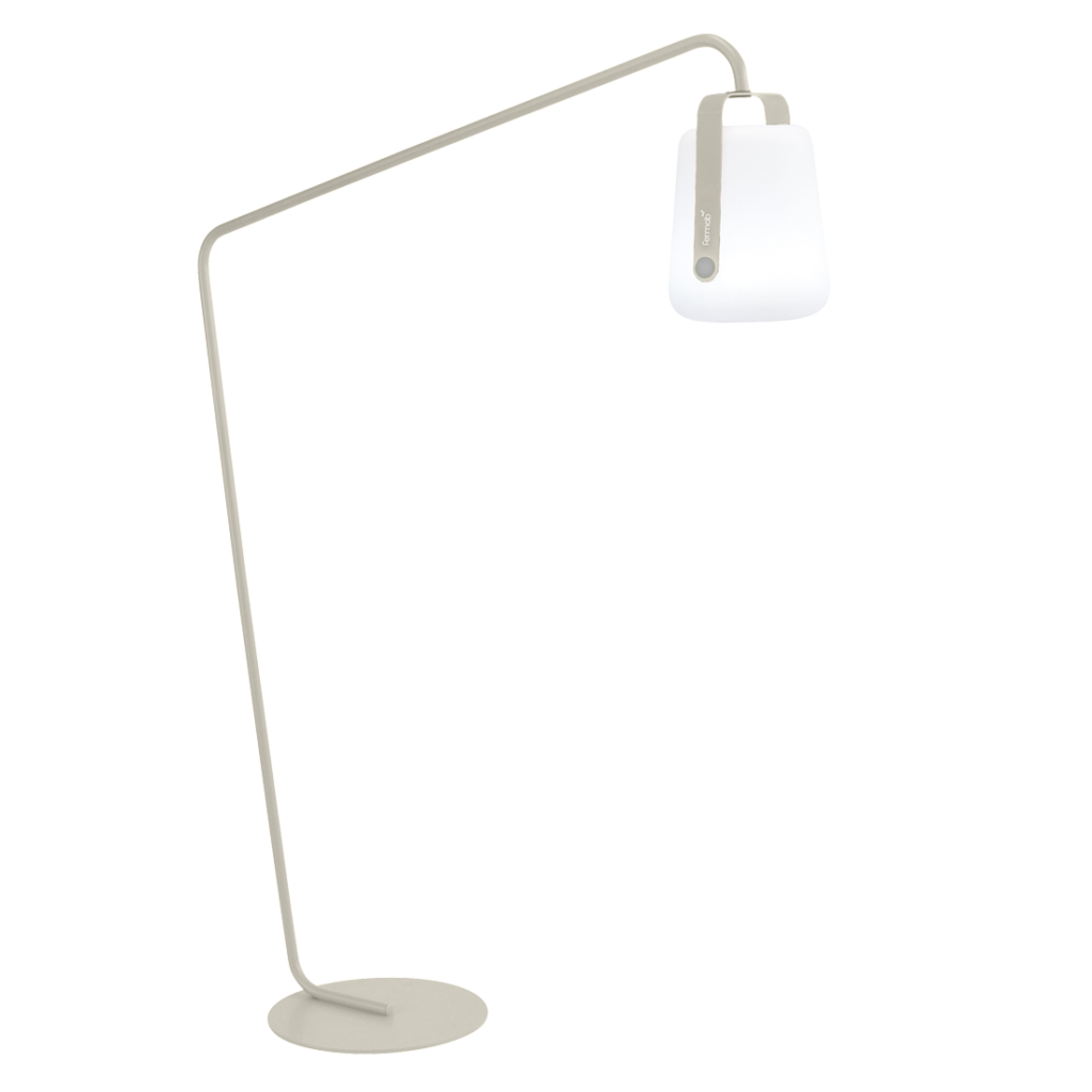 Un élégant Pied déporté Balad orné d'un abat-jour blanc élégant, parfait pour l'espace de vie moderne.