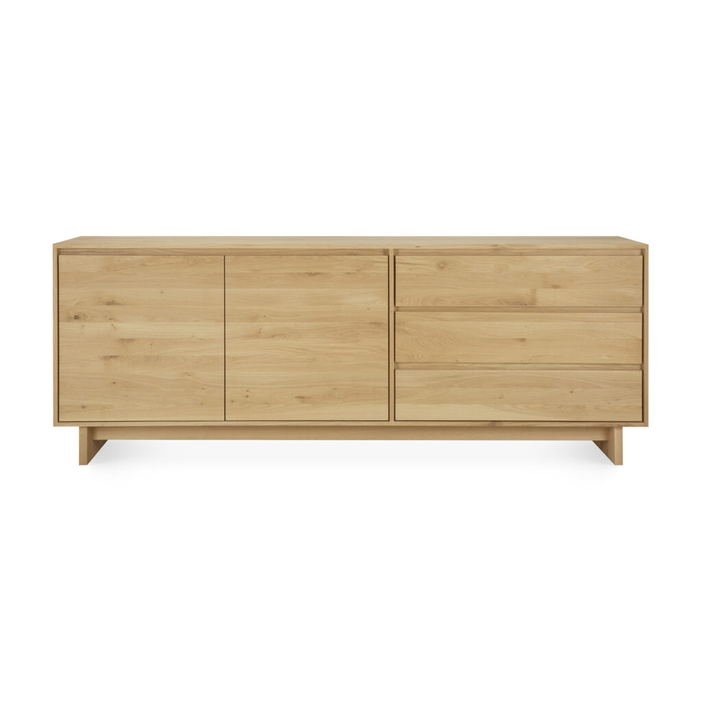 Le Buffet Wave en chêne 2p/3t arbore un design chic, doté de deux portes d'armoire à gauche et de trois tiroirs à droite, tous fabriqués en chêne.
