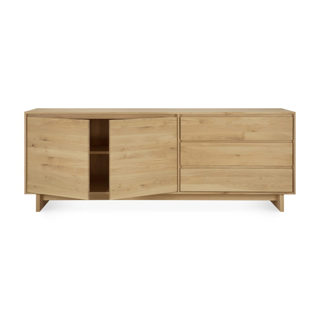 Le Buffet Wave en chêne 2p/3t présente un design minimaliste avec trois tiroirs à droite et deux portes d'armoire ouvertes à gauche. Cette pièce élégante allie parfaitement fonctionnalité et élégance discrète, ce qui la rend idéale pour toute maison moderne.