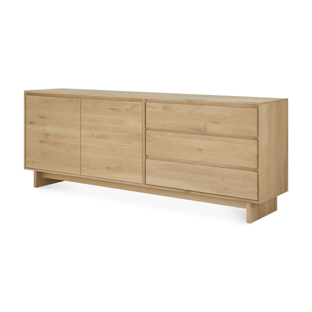 Le Buffet Wave en chêne 2p/3t est un buffet en bois au design minimaliste, doté de deux caissons à gauche et de trois tiroirs à droite, mettant magnifiquement en valeur l'attrait intemporel du chêne.
