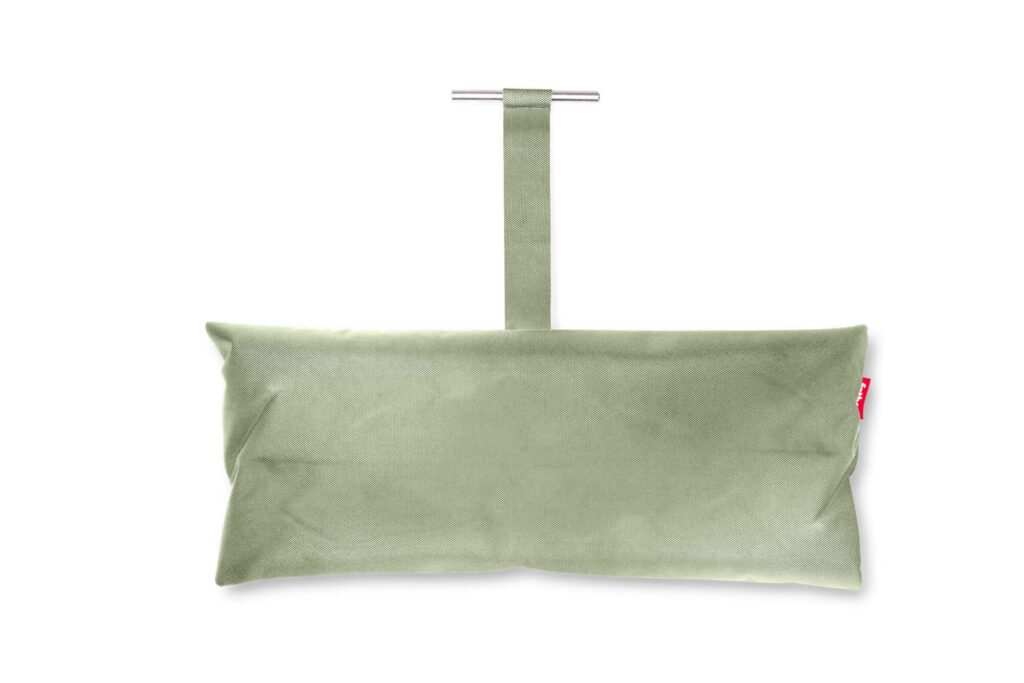 Le Coussin Headdemock est un oreiller rectangulaire vert clair avec une sangle en tissu assortie et une barre métallique au sommet, conçu pour être suspendu verticalement.