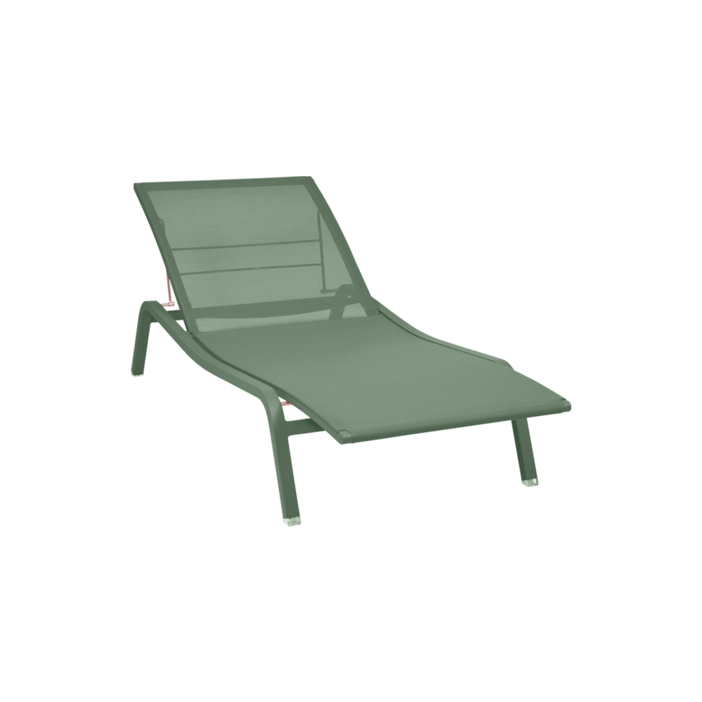 Une chaise longue verte sur fond blanc.