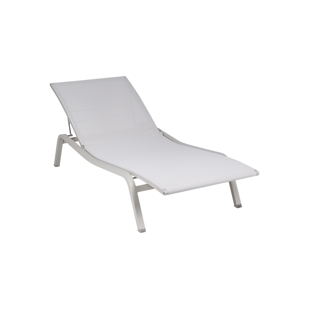 Une chaise longue blanche sur fond blanc.