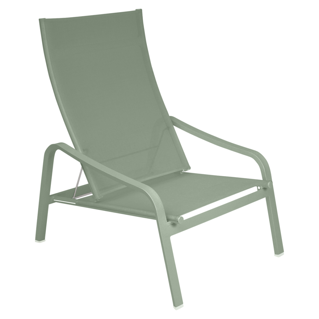 Une chaise longue verte sur fond blanc.