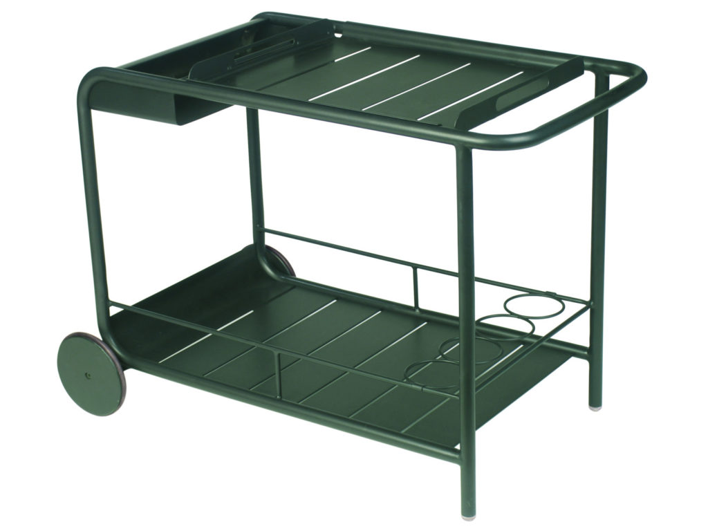 Un chariot de service en métal vert sur roulettes.