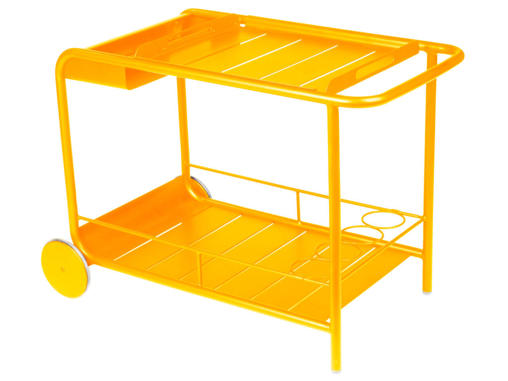 Un chariot en métal jaune avec roues sur fond blanc.