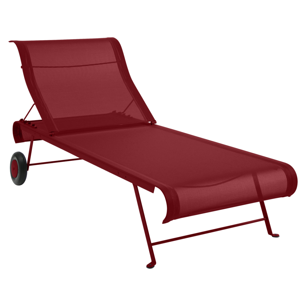 Une chaise longue rouge à roulettes sur fond blanc.