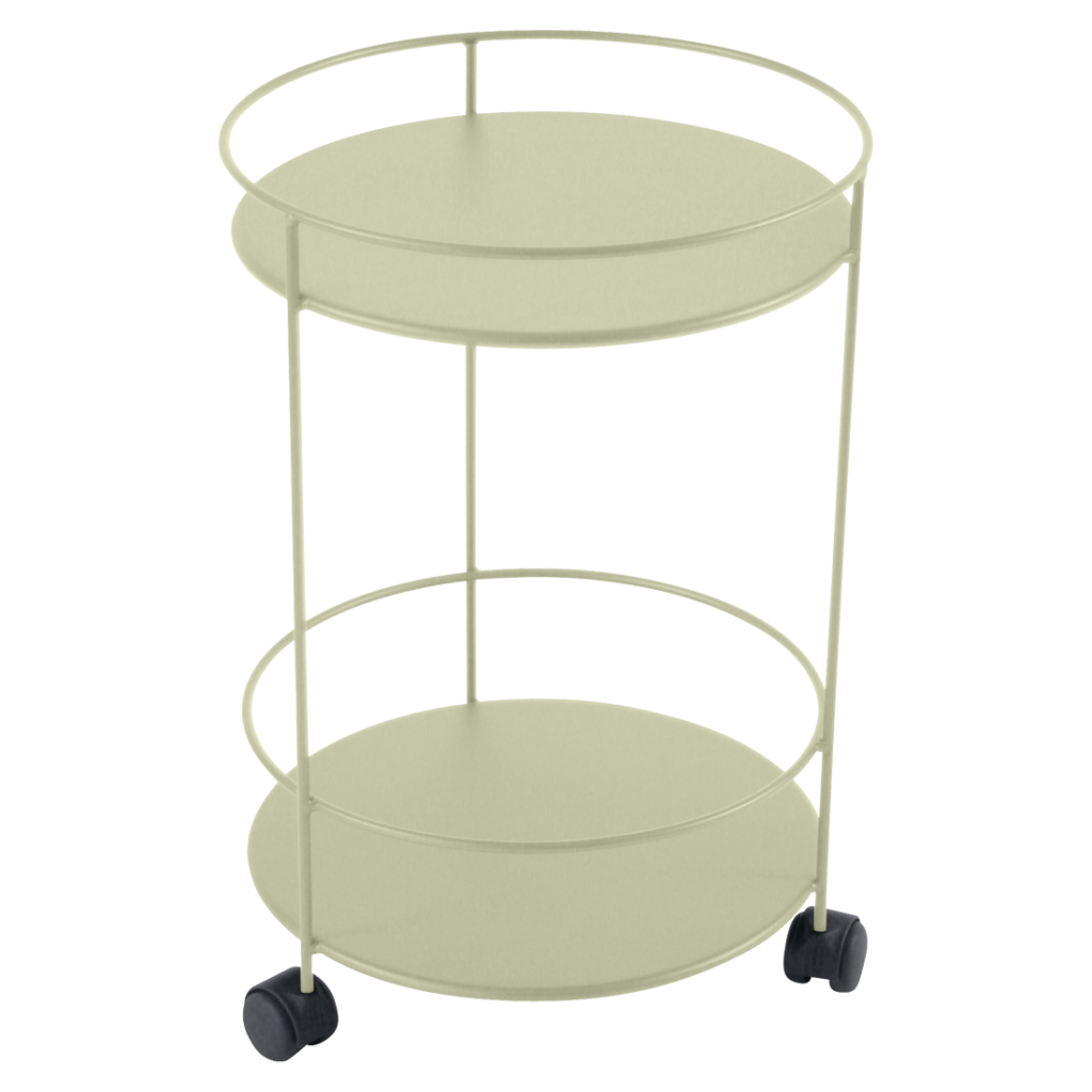 Un chariot de service en métal vert sur roulettes.