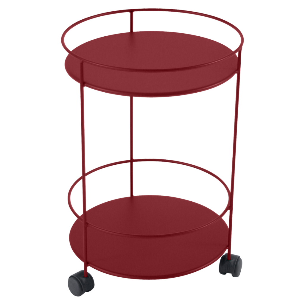 Un chariot de service rouge sur roues.