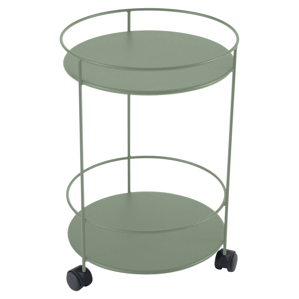 Un chariot de service en métal vert sur roulettes.