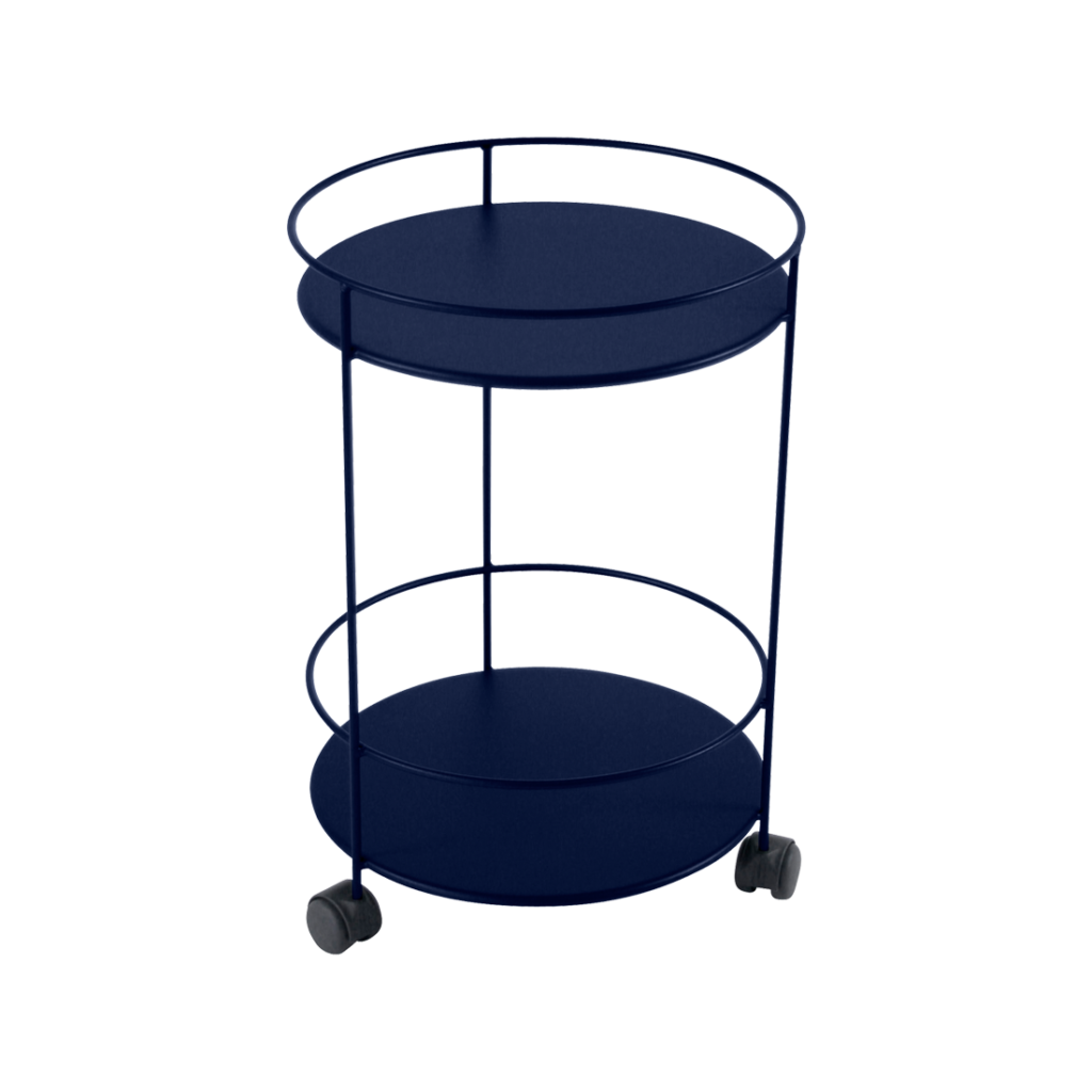 Un chariot de bar en métal bleu sur roues.