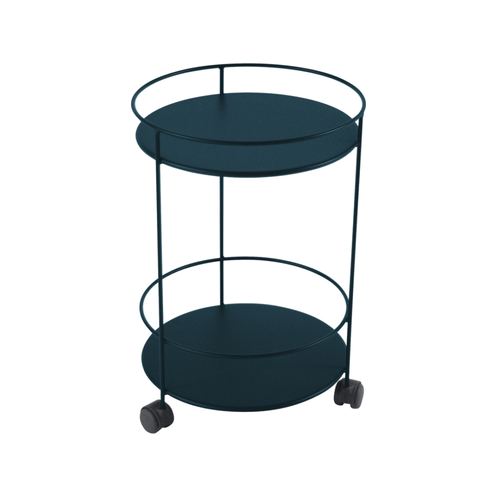 Un chariot de bar en métal bleu sur roues.