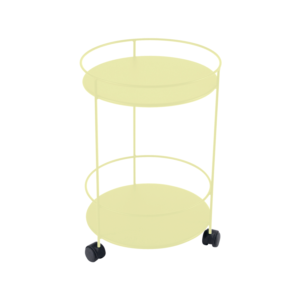 Un chariot de service jaune avec roues sur fond blanc.