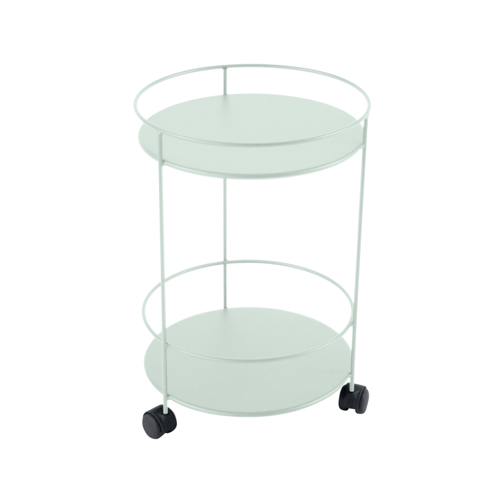 Un chariot de service en métal vert sur roulettes.