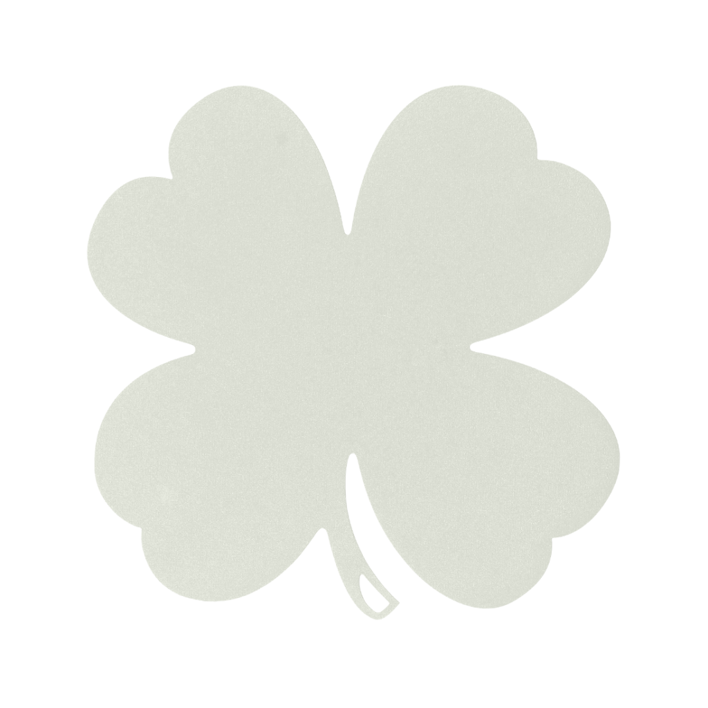 Un trèfle blanc à quatre feuilles sur fond blanc.