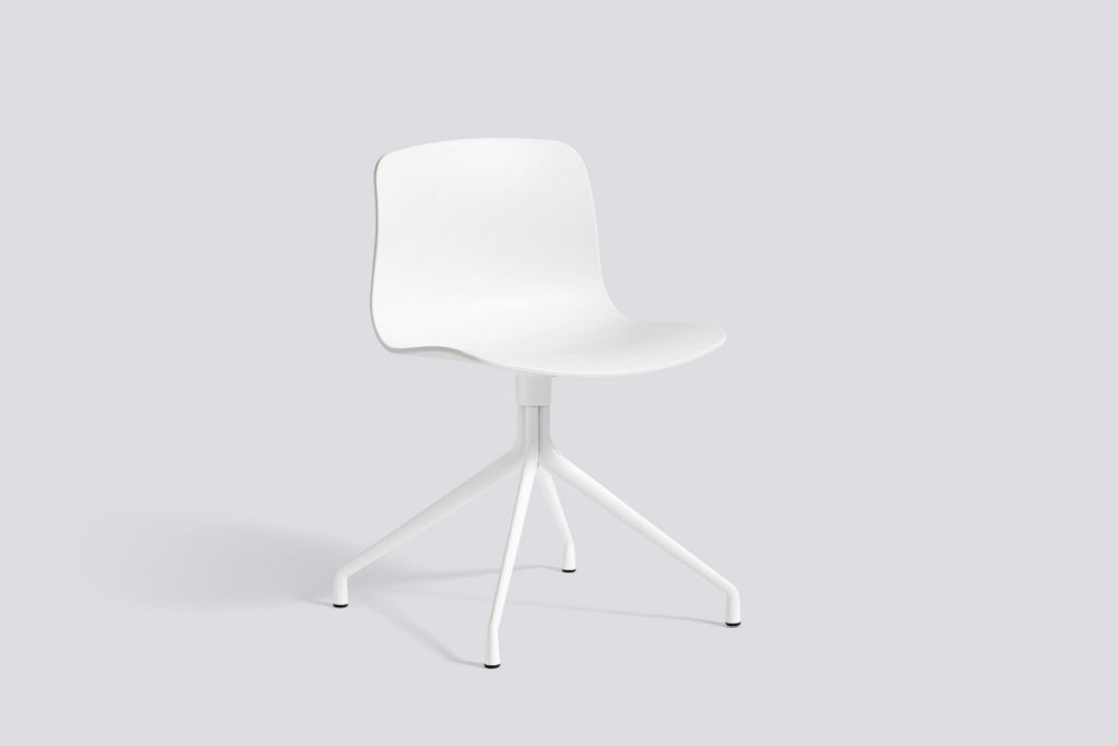 Une chaise pivotante blanche sur fond gris.