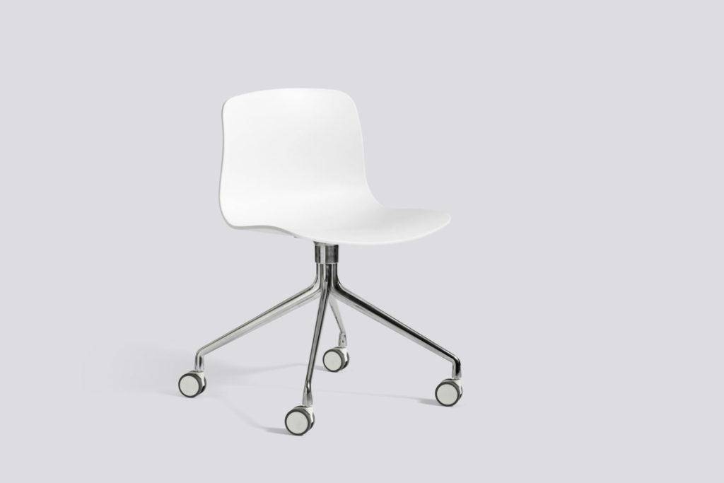 Une chaise de bureau blanche avec roulettes sur fond gris.