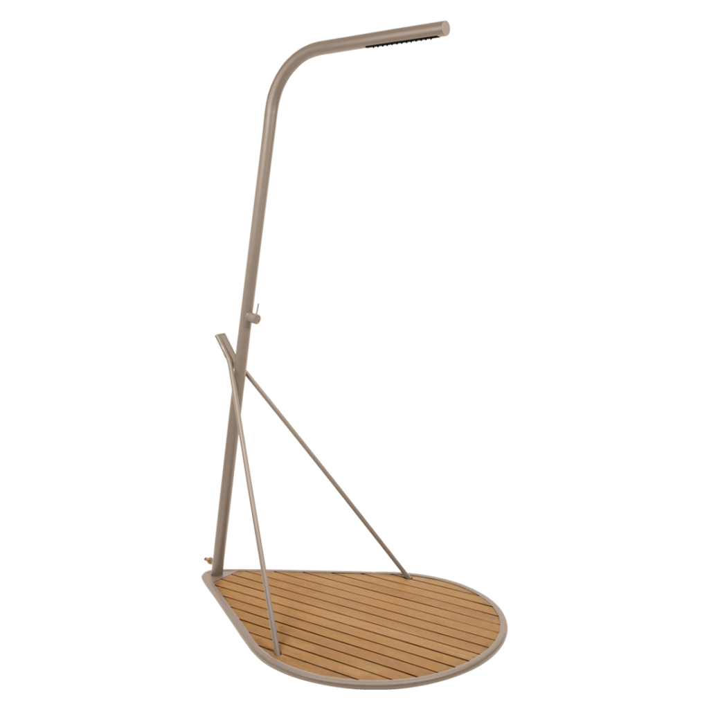 Un porte-parapluie en bois avec une base en bois.