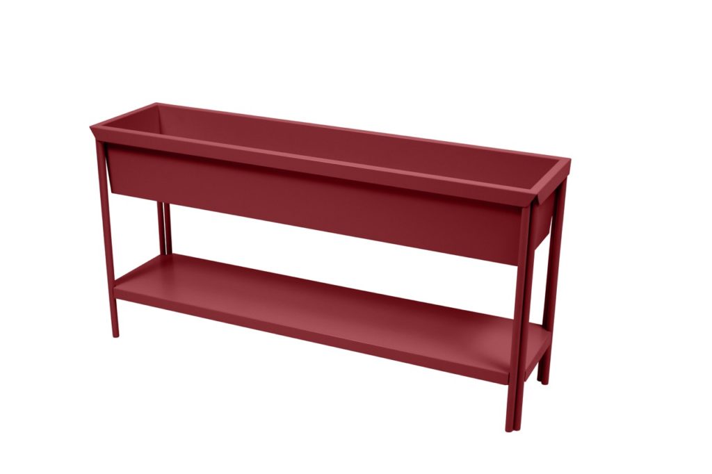 Une jardinière rouge avec des étagères sur fond blanc.