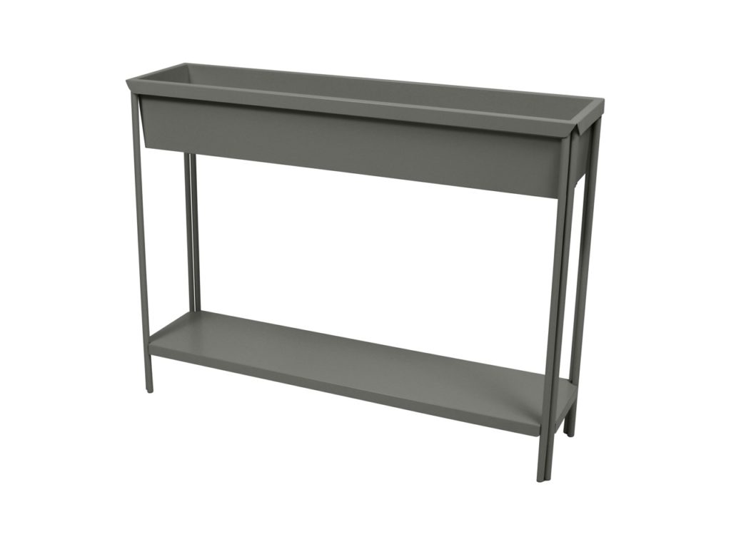 Un support à plantes en métal gris avec une étagère.