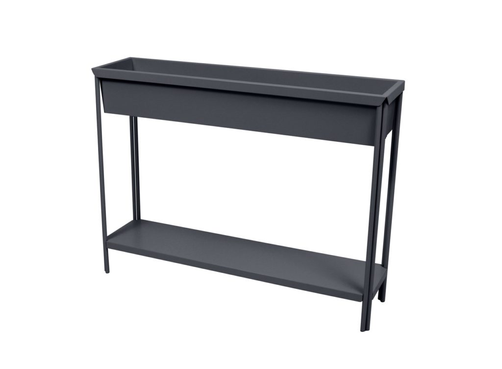 Un support à plantes en métal noir avec une étagère.