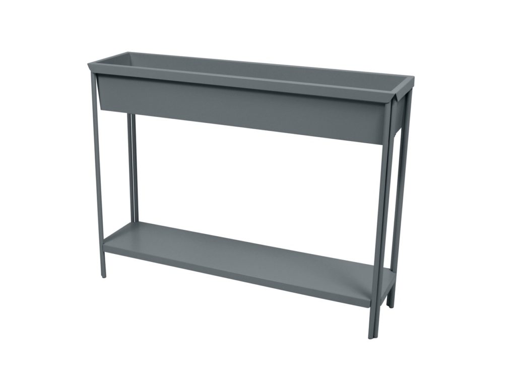 Un support à plantes en métal gris avec une étagère.