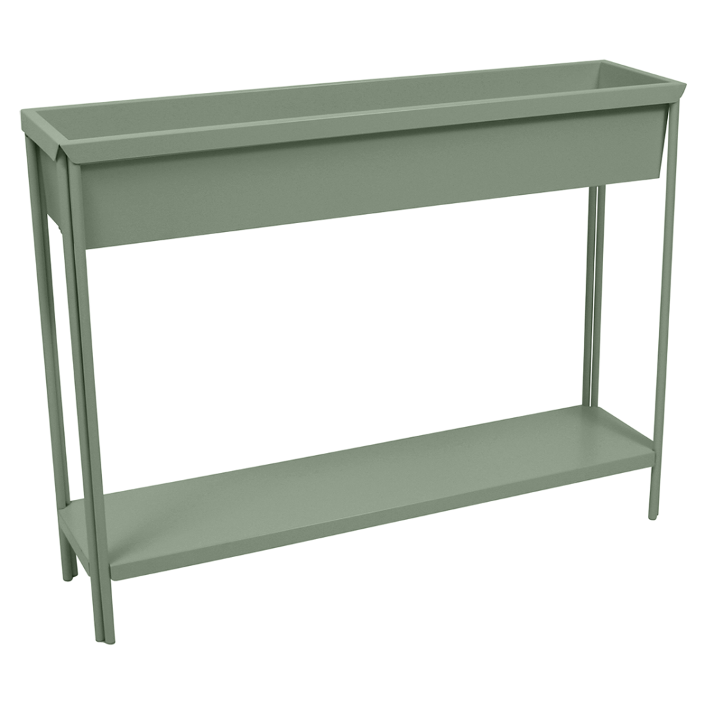 Une usine de métal vert se trouve sur un fond blanc.