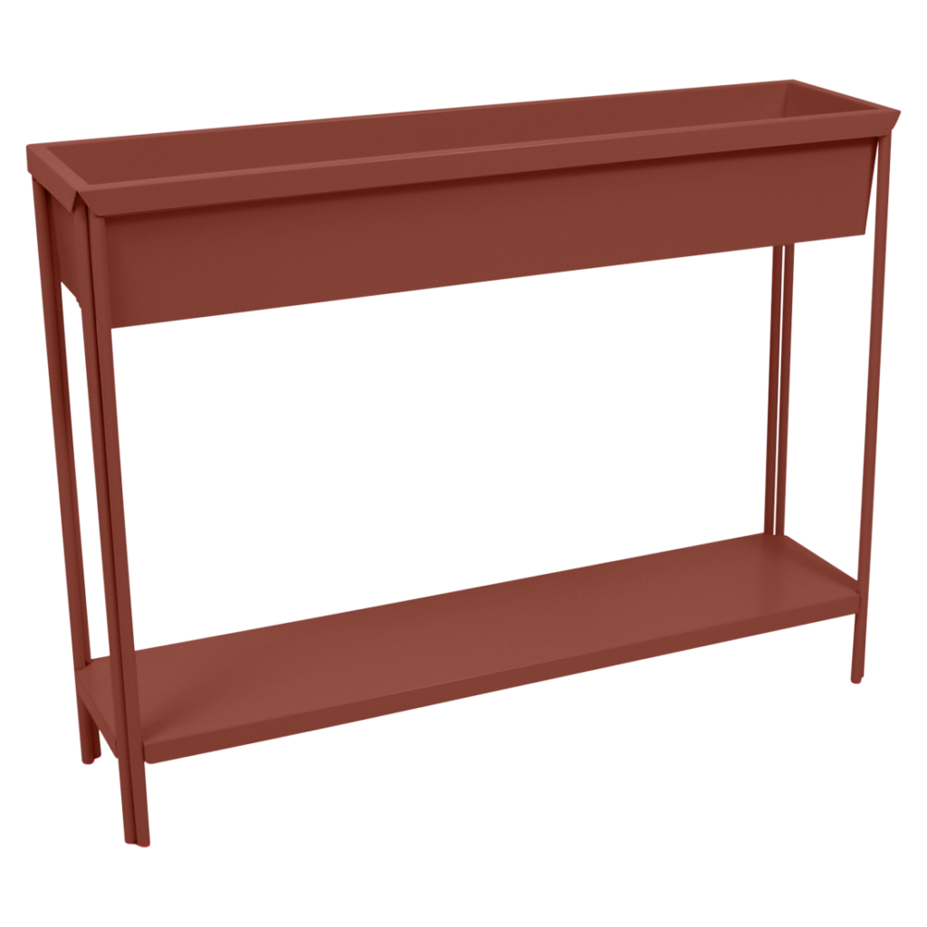 Un support à plantes en métal rouge avec une étagère.