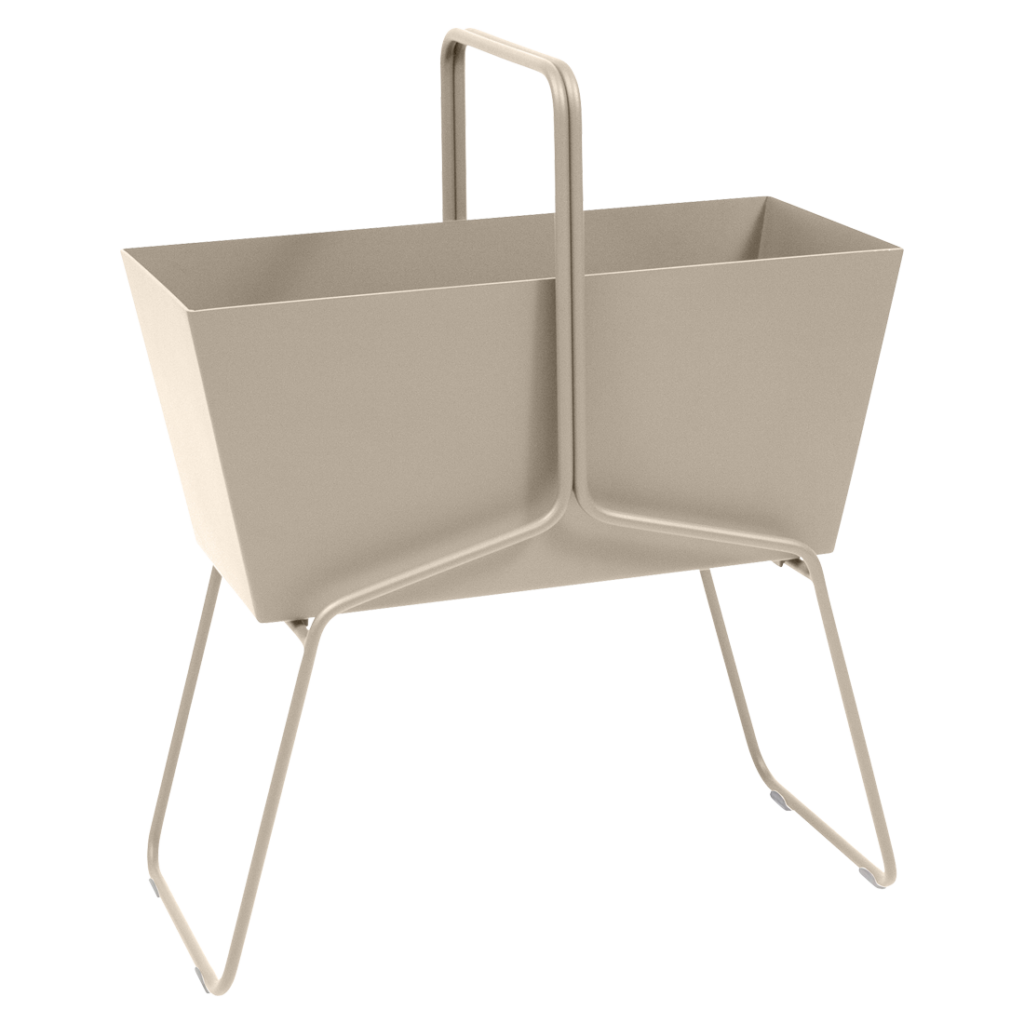 Un panier en métal beige sur fond blanc.