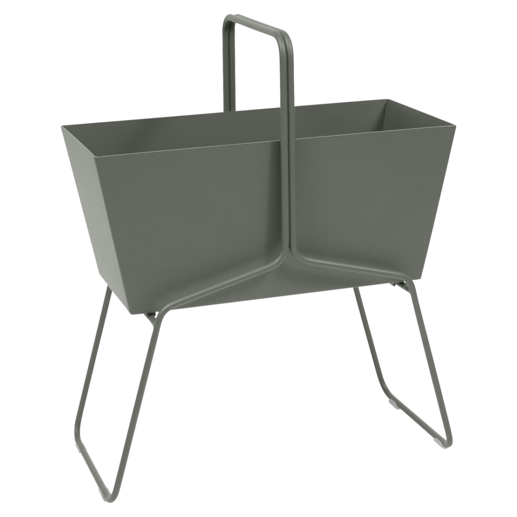 Une jardinière en métal gris sur fond blanc.