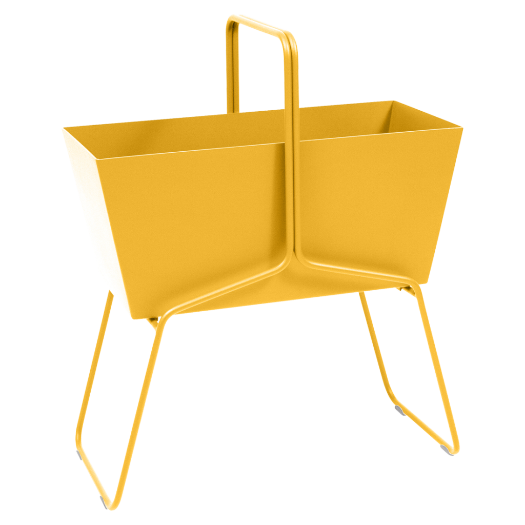 Un panier en métal jaune sur fond blanc.