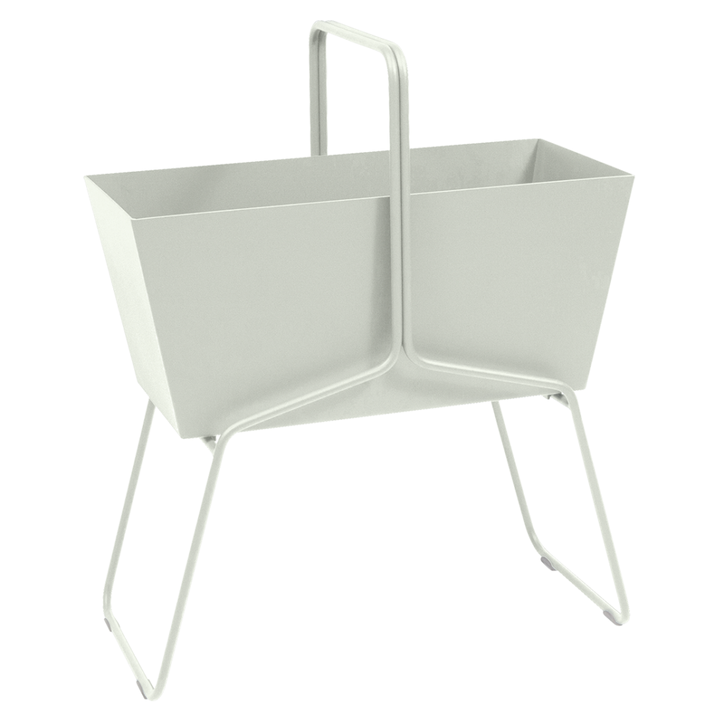 Un panier en métal blanc sur un support en métal.