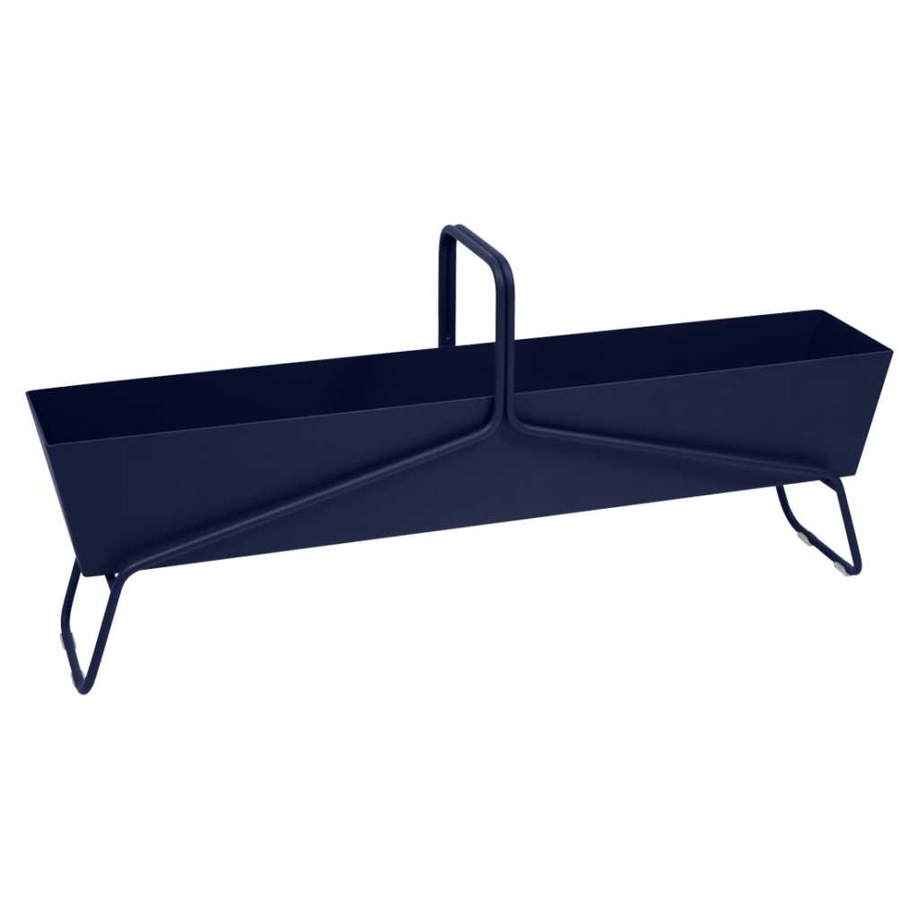 Une jardinière en métal bleu sur fond blanc.