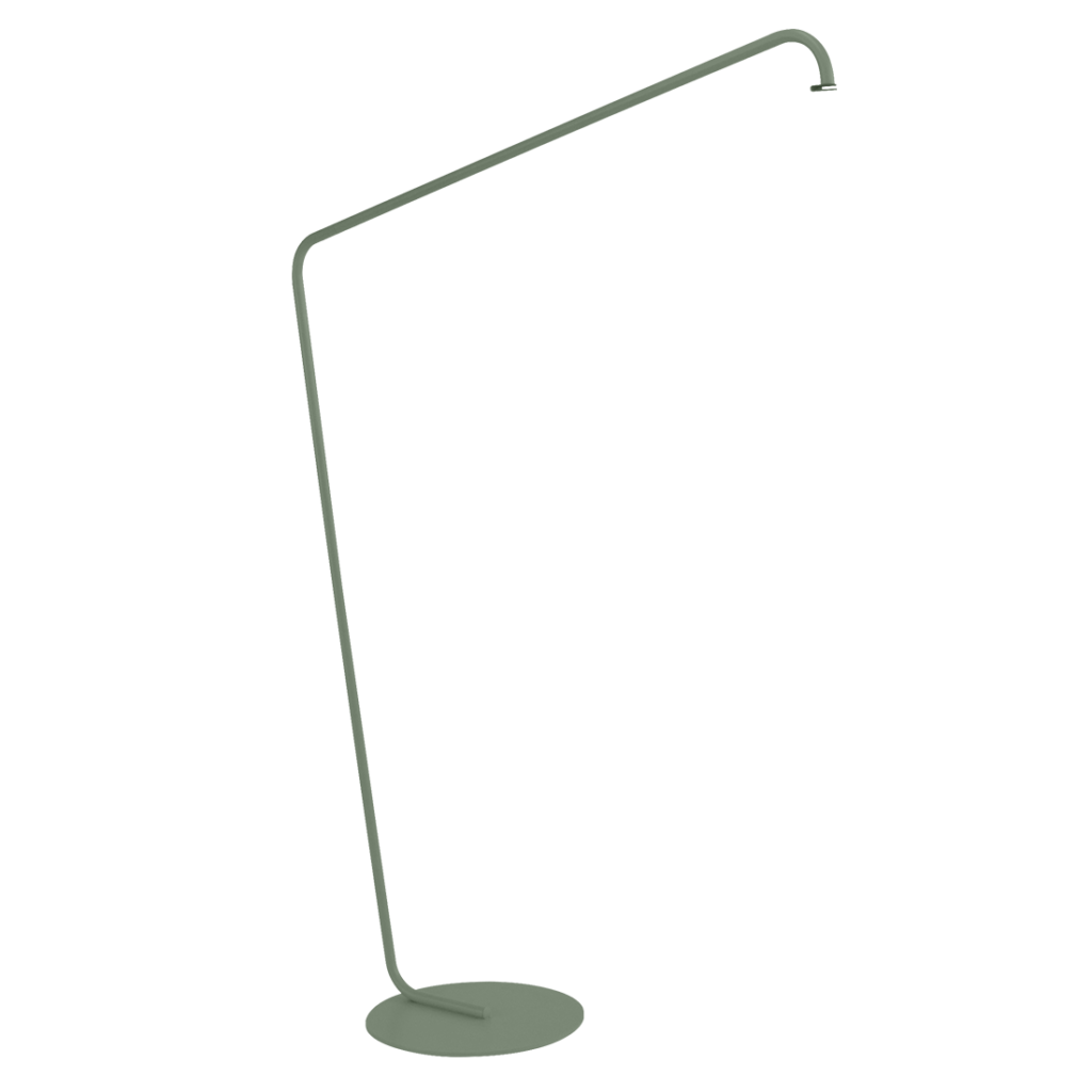 Une image d’un lampadaire avec un abat-jour vert.