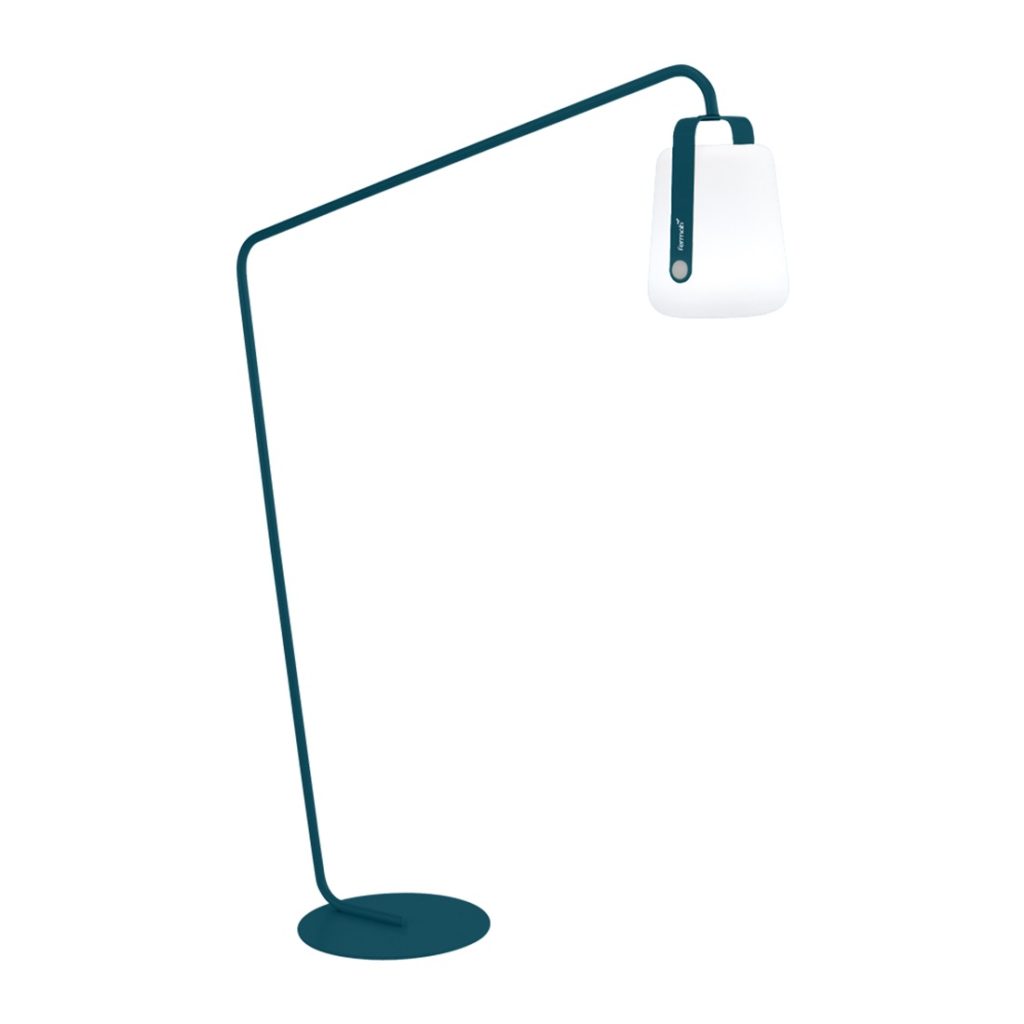 Un lampadaire avec un abat-jour bleu et une base blanche.