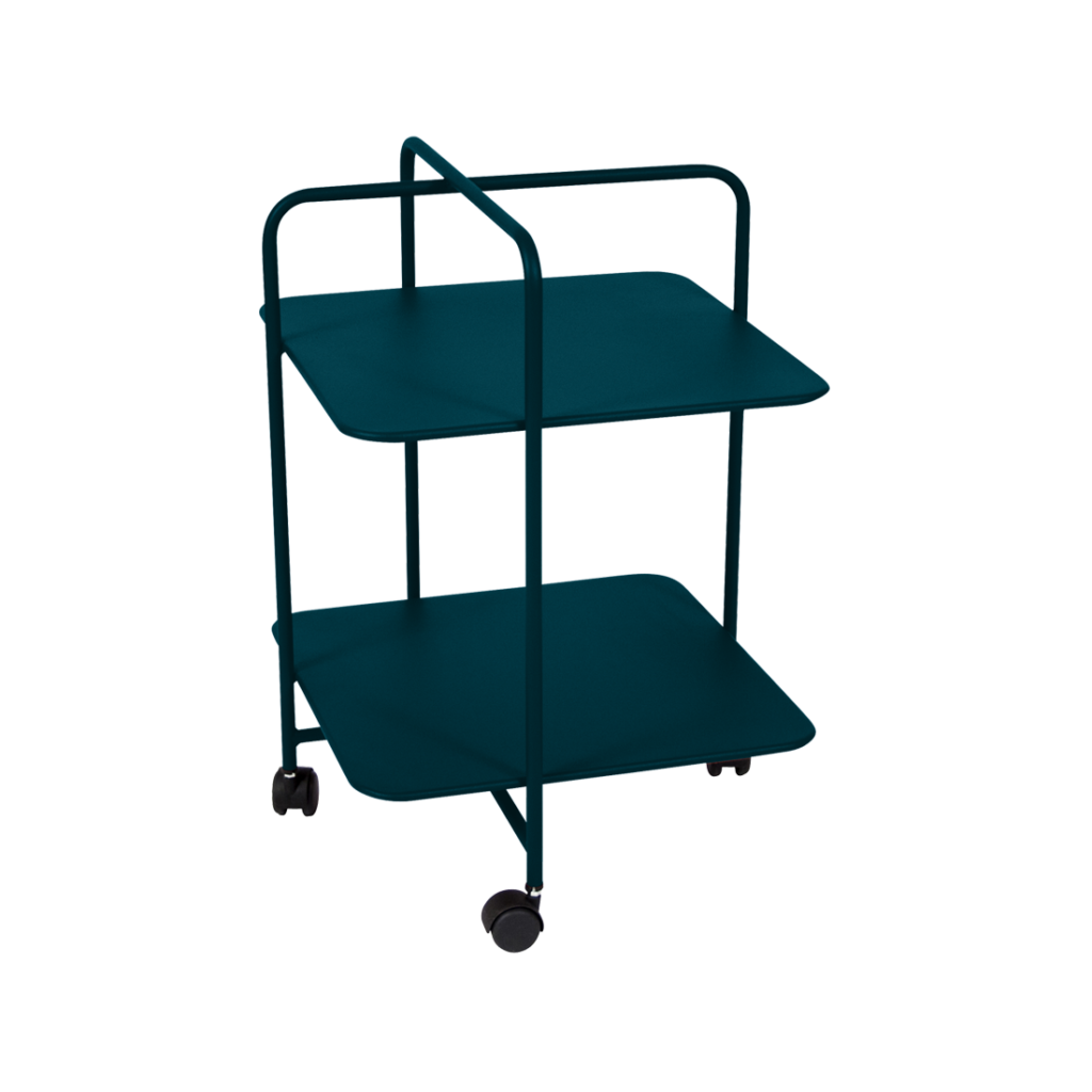 Un chariot vert avec deux étagères sur roulettes.