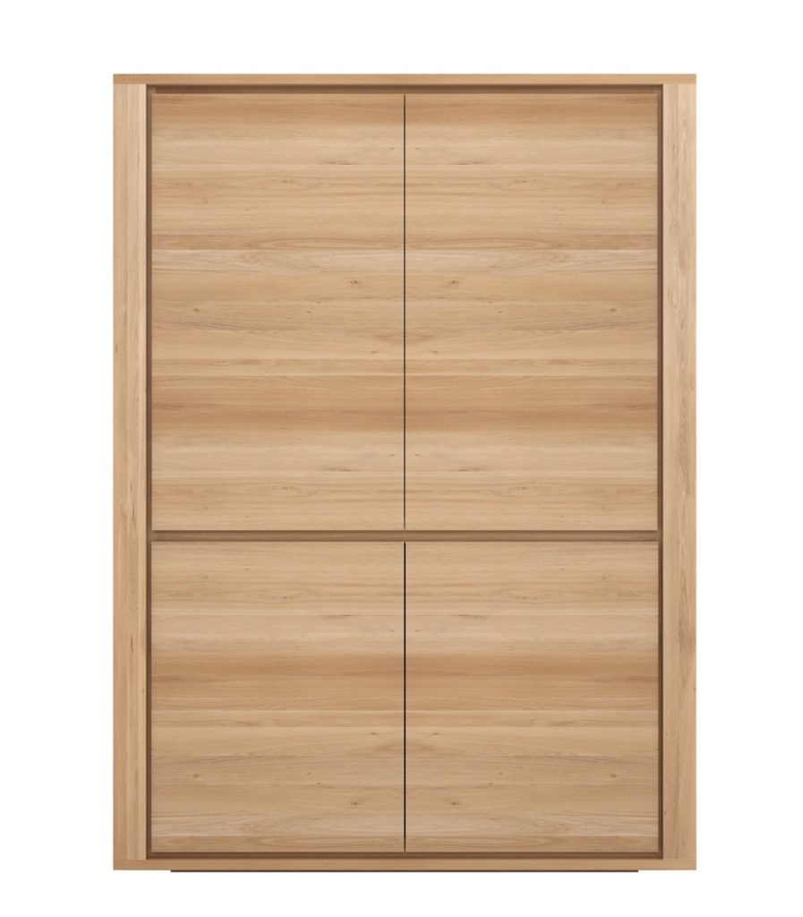 Une armoire en bois à trois portes.