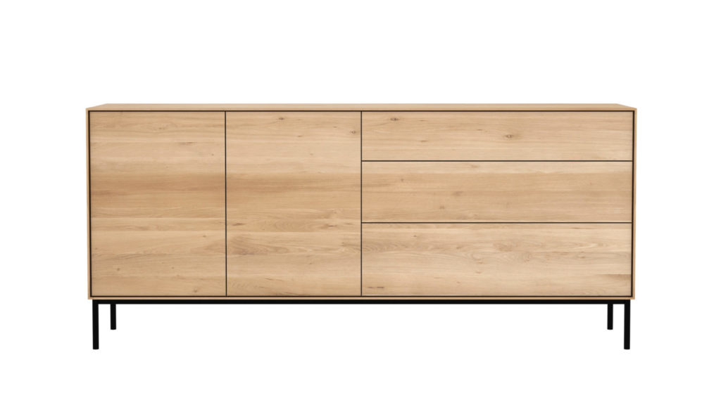 Un buffet en bois avec pieds noirs.