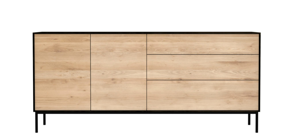 Un buffet moderne en bois avec des pieds noirs.