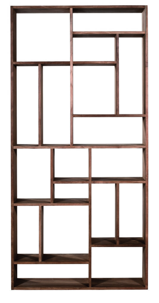 Une bibliothèque en bois avec de nombreux compartiments différents.