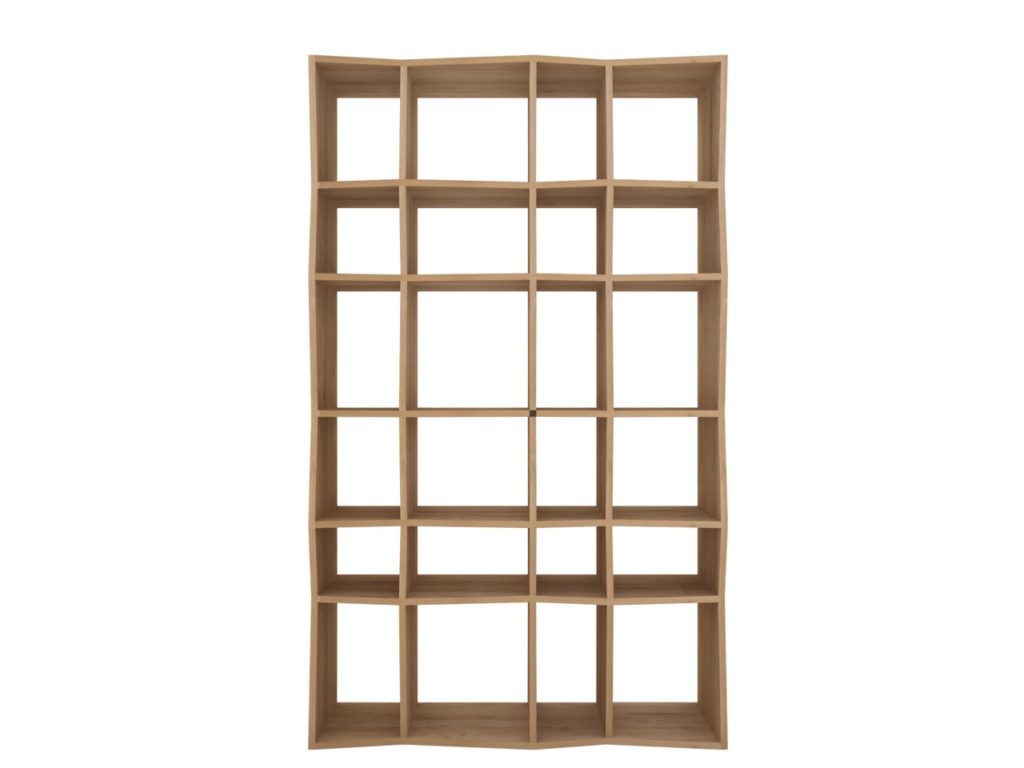 Une bibliothèque en bois avec de nombreuses étagères.