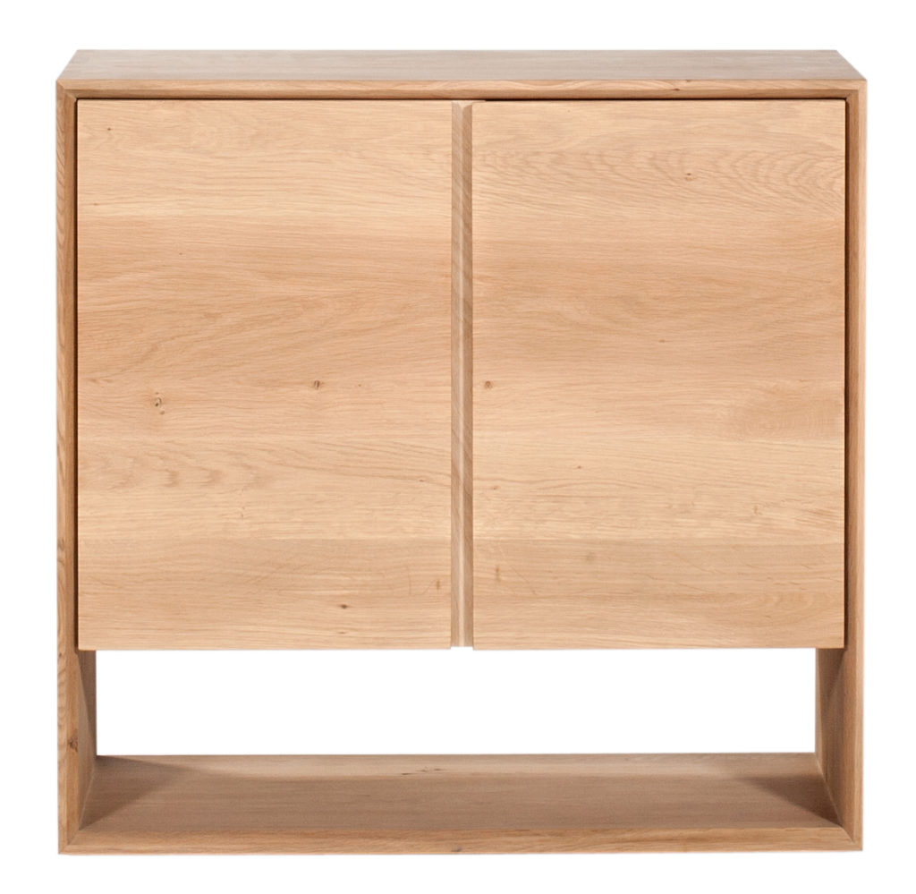 Un meuble en bois avec deux portes et deux tiroirs.