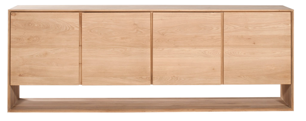 Un buffet en bois à trois portes.