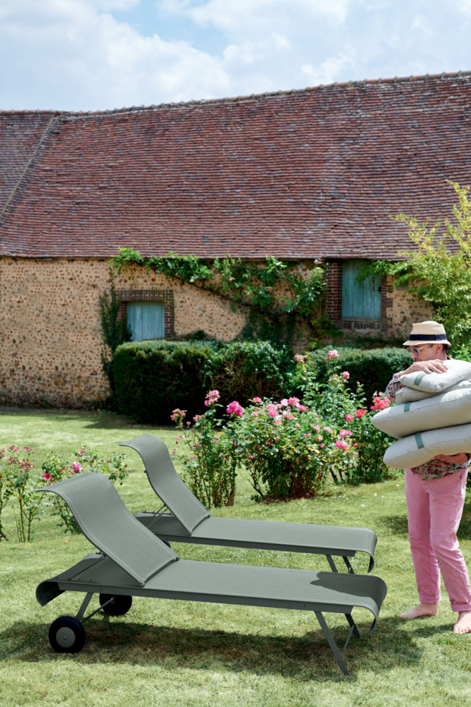 Une femme portant un flotteur de piscine.