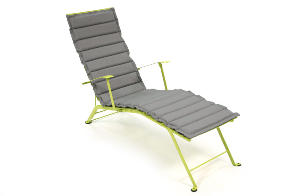 Une méridienne avec un coussin gris et un cadre vert.