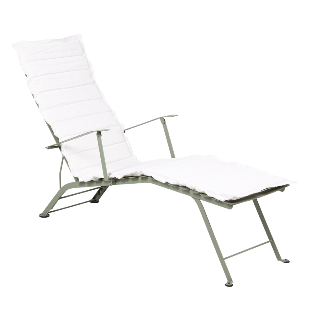 Une méridienne blanche avec un coussin blanc.