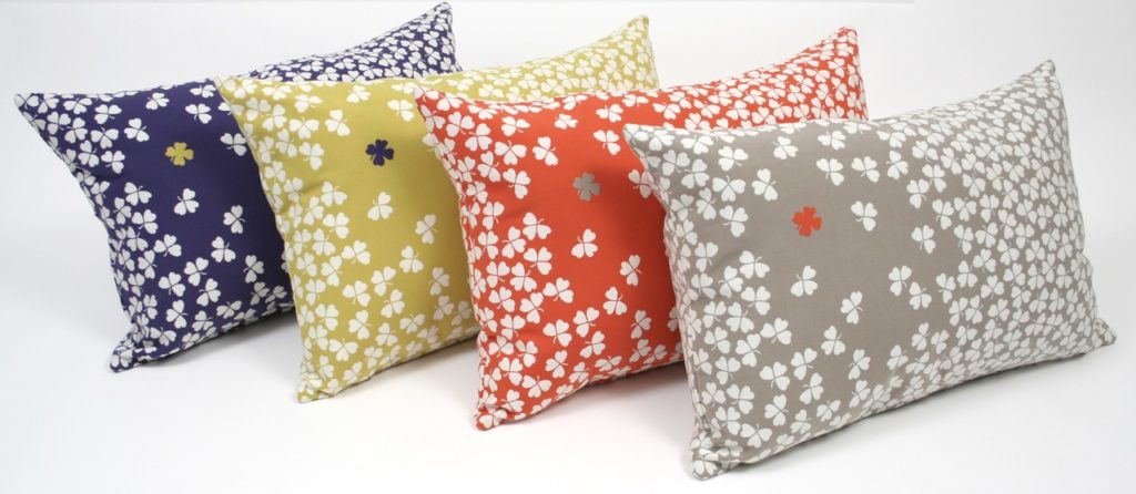 Quatre oreillers avec des motifs différents.